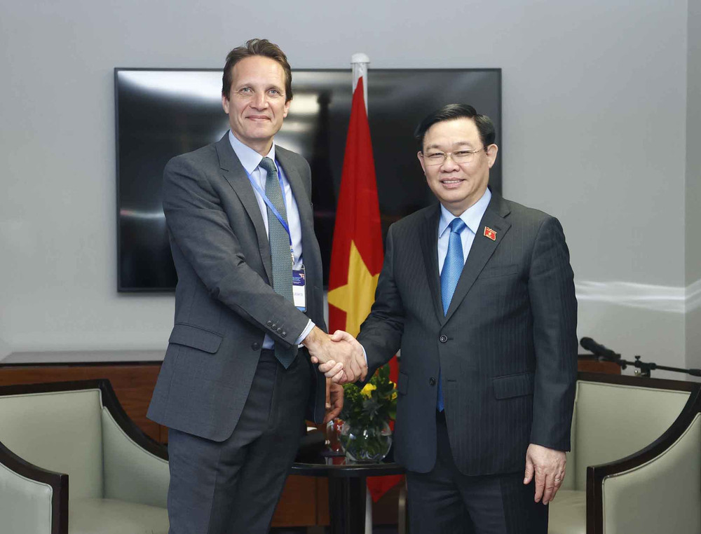 Chủ tịch Quốc hội Vương Đình Huệ tiếp Chủ tịch Tập đoàn Pearson Chris Cuddihy. Chủ tịch Quốc hội Vương Đình Huệ tiếp lãnh đạo một số tập đoàn tại Anh -2