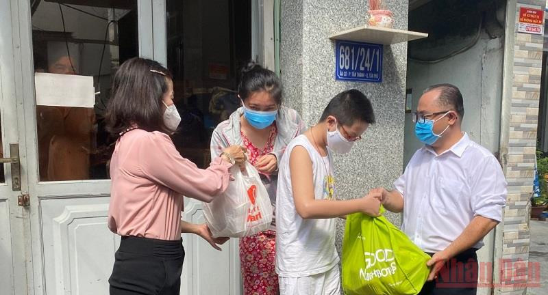 Đại diện quận Tân Phú phân phát quà tới các hộ gia đình có hoàn cảnh khó khăn trên địa bàn. Tổ chức Good Neighbors International hỗ trợ 2.000 hộ gia đình khó khăn do dịch Covid-19 -0