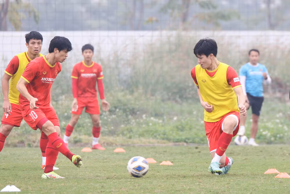 Hoàng Đức tập luyện cùng đồng đội trong buổi tập đầu năm 2022. (Ảnh: VFF)