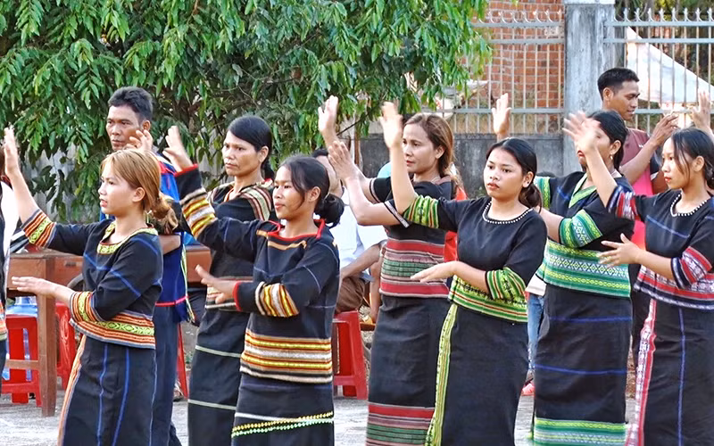 Các học viên biểu diễn thành thạo điệu múa xoang truyền thống. 