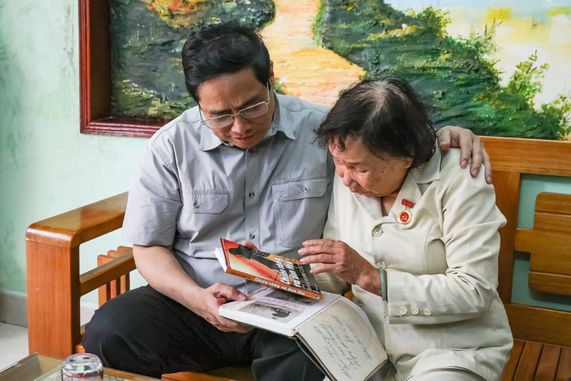 Thương binh Trần Thị Kim Cúc tặng Thủ tướng Phạm Minh Chính cuốn hồi ký "Chiến công và Đòn thù" của bà. Thủ tướng Phạm Minh Chính thăm và làm việc tại Đà Nẵng -0