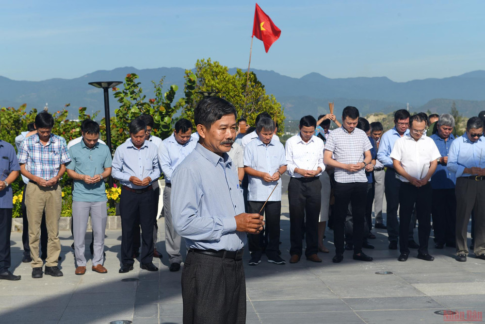 Dành 1 phút mặc niệm để tưởng nhớ các Anh hùng liệt sĩ, những tấm gương đã anh dũng quên mình hy sinh để bảo vệ chủ quyền biển đảo thiêng liêng của Tổ quốc, là minh chứng của chủ nghĩa anh hùng, tô thắm truyền thống hào hùng của dân tộc Việt Nam. Đoàn báo Nhân Dân dâng hương, dâng hoa tưởng niệm các chiến sĩ Gạc Ma hy sinh tại vùng biển Trường Sa. -0