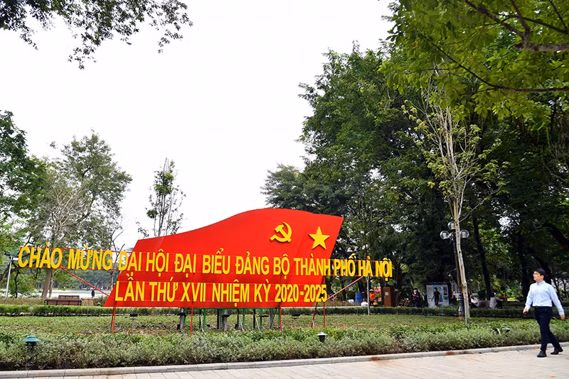 Đường phố Hà Nội rực rỡ cờ hoa chào mừng các sự kiện lớn -0