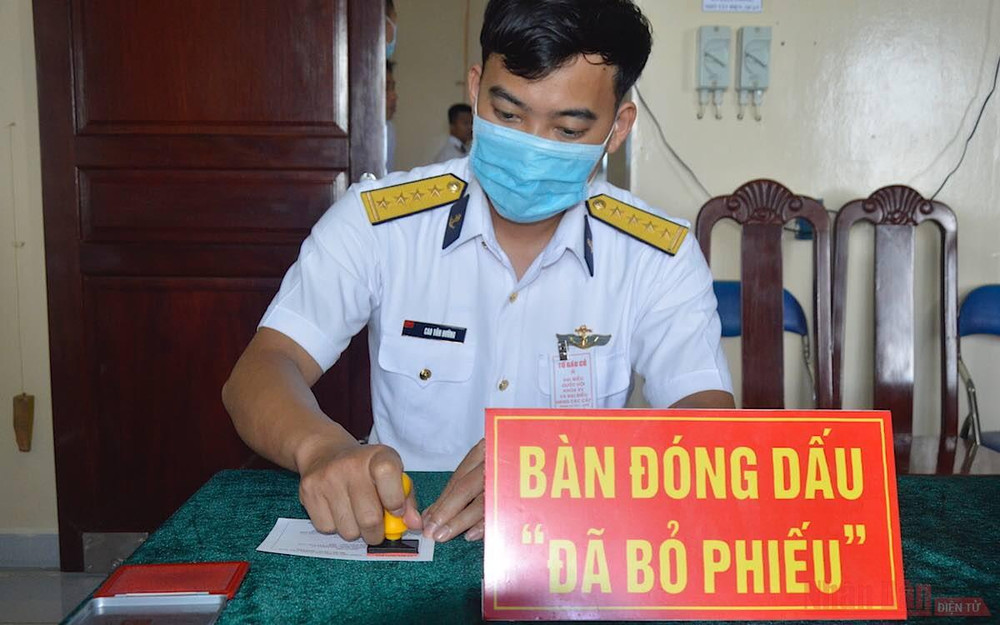 Đóng dấu đã bỏ phiếu. (Ảnh: BTL Vùng 2 Hải quân) Bầu cử ở Trường Sa -4