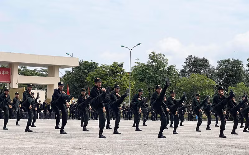 Các chiến sĩ cảnh sát cơ động biểu diễn võ thuật tại buổi lễ.