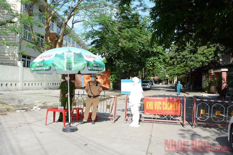 Lực lượng chức năng phong tỏa phố Hồng Thanh, phường Hồng Hà, TP Yên Bái. Hà Nội có thêm một ca dương tính với SARS-CoV-2 ở Sơn Tây -0