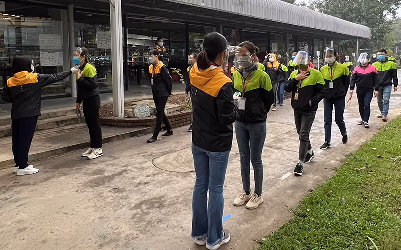 Kiểm tra thân nhiệt cho công nhân tại Công ty cổ phần Sản xuất hàng thể thao, Chi nhánh tỉnh Thái Bình.