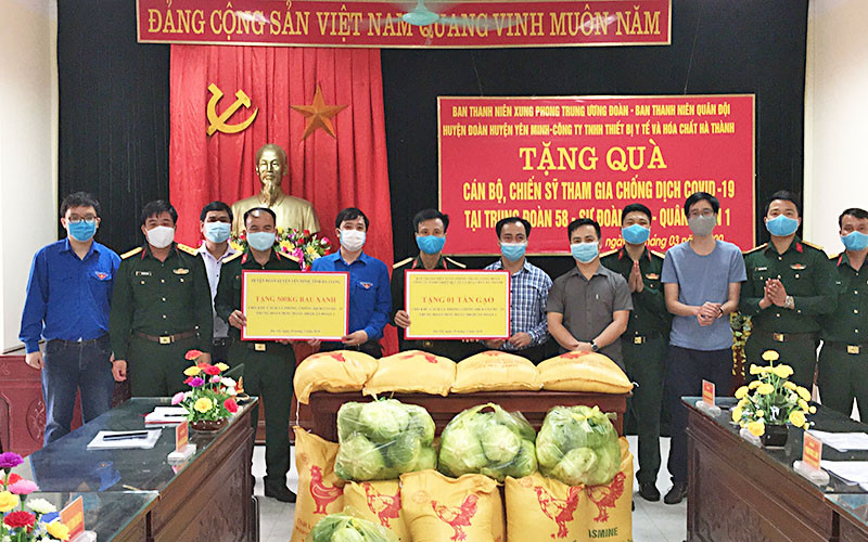 Ban Thanh niên xung phong T.Ư Đoàn phối hợp Ban Thanh niên quân đội phối hợp các đơn vị liên quan đến thăm, trao quà tặng cán bộ, chiến sĩ Trung đoàn 58 (Sư đoàn 308, Quân đoàn 1) trực tiếp chống dịch Covid-19. Mười