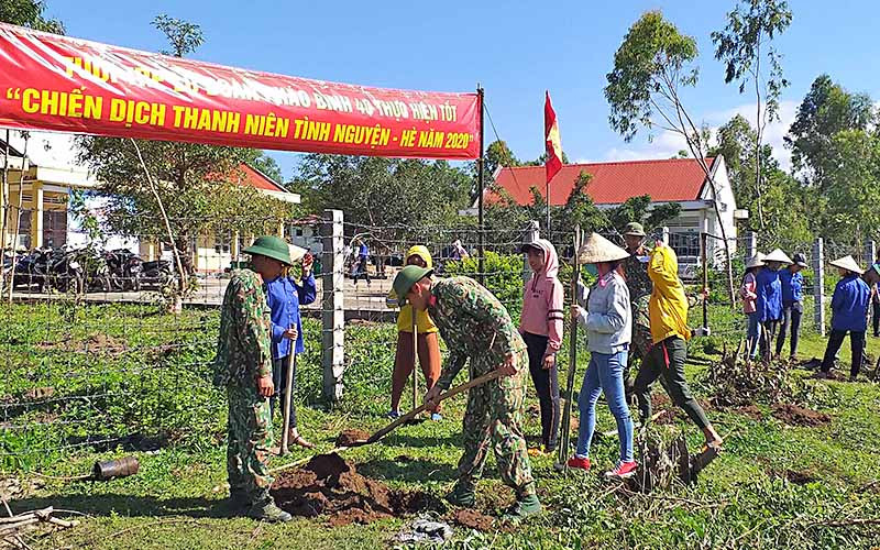 Tuổi trẻ Lữ đoàn Pháo binh 40 (Quân đoàn 3) giúp nhân dân khơi thông kênh mương nội đồng tại huyện Mang Yang, tỉnh Gia Lai. Mười