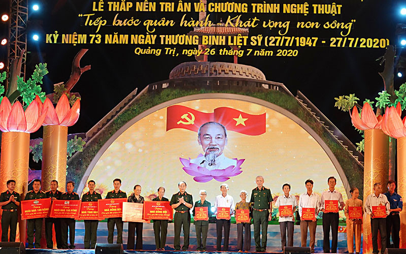 Thủ trưởng Bộ Tư lệnh Quân khu 4 và đại diện các đơn vị liên quan trao "Ngôi nhà 100 đồng", Nhà đồng đội, Nhà tình nghĩa, sổ tiết kiệm tặng các đối tượng chính sách nhân dịp kỷ niệm 73 năm Ngày Thương binh - Liệt sĩ. Mười