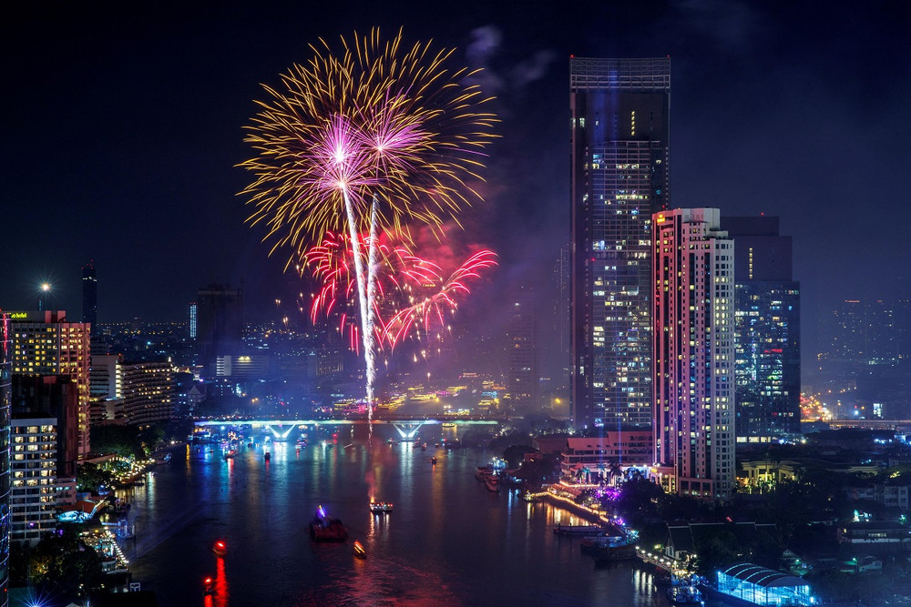 Pháo hoa rực sáng sông Chao Phraya trong lễ đón năm mới ở Bangkok, Thái Lan. (Ảnh: Reuters) Thế giới chào năm mới 2022 trong bối cảnh thắt chặt quy định phòng, chống dịch Covid-19 -0