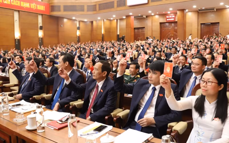 Các đại biểu biểu quyết thông qua Nghị quyết Đại hội nhiệm kỳ 2020-2025.