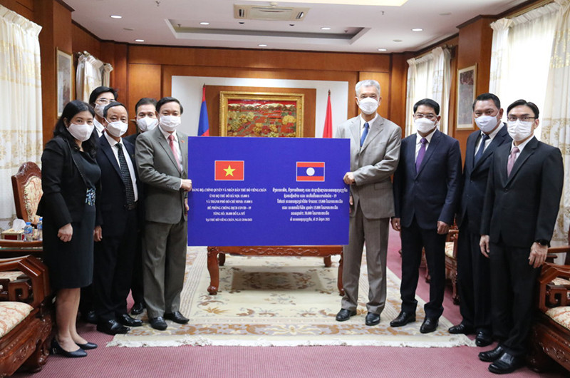 Đại sứ Nguyễn Bá Hùng (trái) đón nhận món quà của Thủ đô Vientiane, chiều 25-6. Thủ đô Vientiane ủng hộ Việt Nam 30 nghìn USD phòng, chống Covid-19 -0