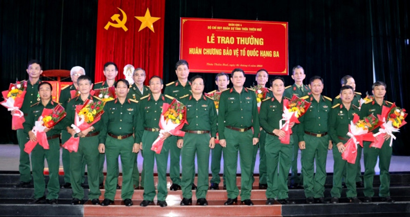 Lãnh đạo Bộ Chỉ huy Quân sự tỉnh Thừa Thiên Huế chụp ảnh lưu niệm với các đồng chí được tặng Huân chương Bảo vệ Tổ quốc hạng Ba. Thừa Thiên Huế trao tặng Huân chương Bảo vệ Tổ quốc hạng Ba cho 16 cá nhân -0