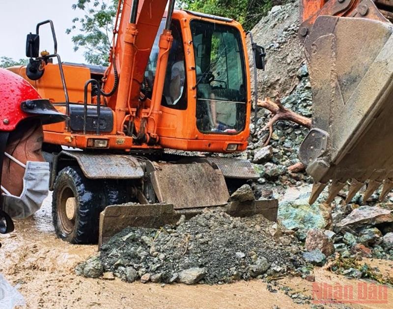 Khẩn trương khắc phục sạt lở để thông đường ở huyện Bảo Yên (Lào Cai). Mưa lớn gây sạt lở và ngập úng nặng ở Lào Cai -3