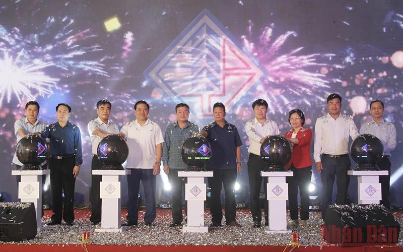 Đại diện lãnh đạo địa phương và chủ đầu tư thực hiện nghi lễ khánh thành nhà máy thủy điện Nậm Xí Lùng I.