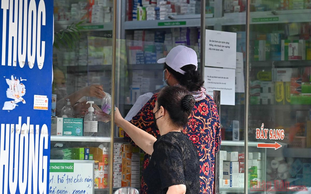Một hiệu thuốc trên phố Đinh Liệt mở bán phục vụ nhu cầu thiết yếu của người dân. Ảnh: DUY LINH. Hà Nội trong ngày đầu giãn cách xã hội -0
