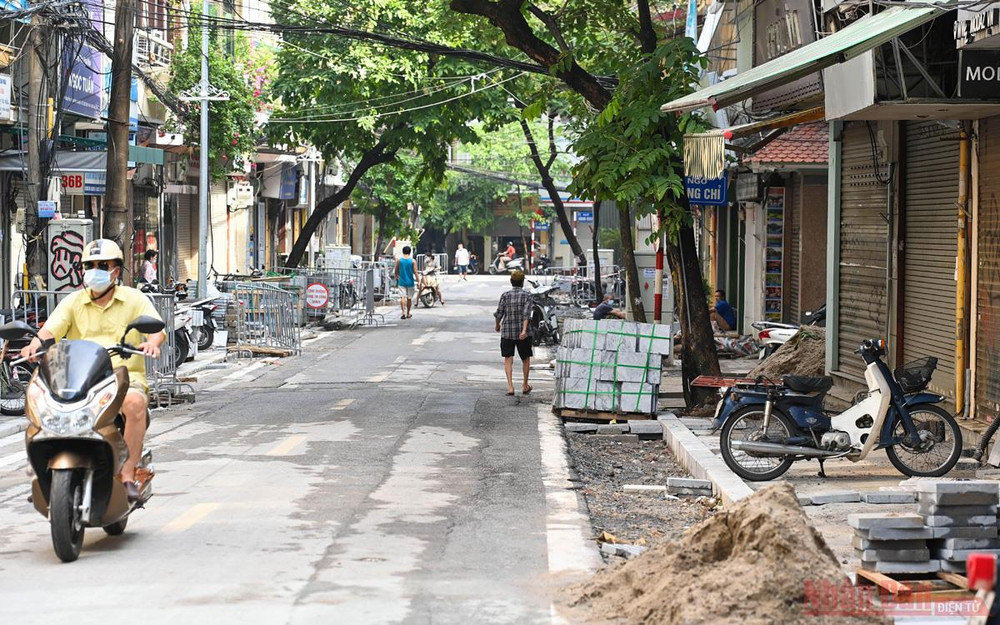 Ngổn ngang vật liệu xây dựng trên tuyến phố Hàng Hòm khi công trường tạm dừng hoạt động. Ảnh: DUY LINH. Hà Nội trong ngày đầu giãn cách xã hội -0