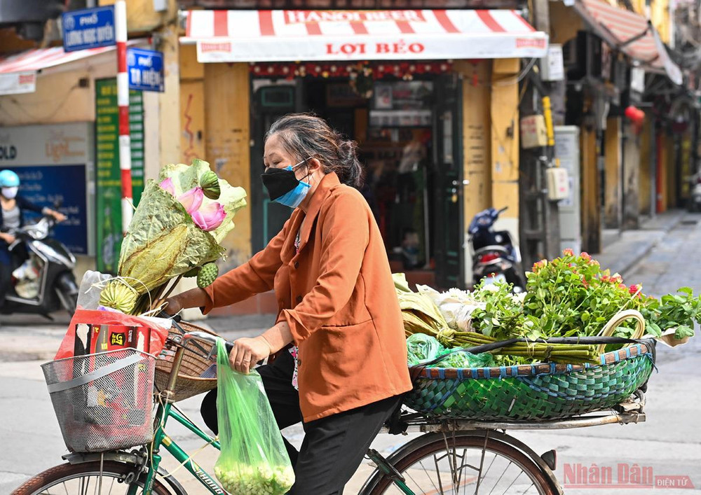Xung quanh khu vực phố cổ, các hàng rong vẫn tấp nập hoạt động. Ảnh: DUY LINH. Hà Nội trong ngày đầu giãn cách xã hội -0