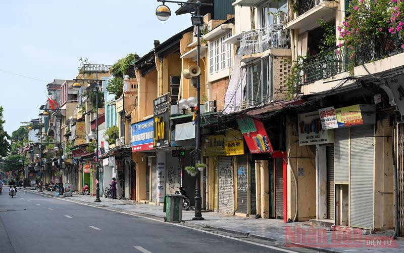 Đa phần cửa hàng kinh doanh trên các tuyến phố Hàng Đào, Hàng Ngang, Hàng Đường… đều thực hiện nghiêm việc đóng cửa. Ảnh: DUY LINH. Hà Nội trong ngày đầu giãn cách xã hội -0