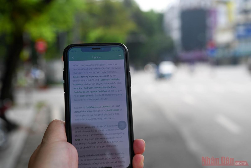 Một hãng kinh doanh dịch vụ vận tải thông báo tạm dừng hoạt động chở khách, dịch vụ giao đồ ăn…để thực hiện nghiêm quy định phòng dịch. Ảnh: DUY LINH. Hà Nội trong ngày đầu giãn cách xã hội -0