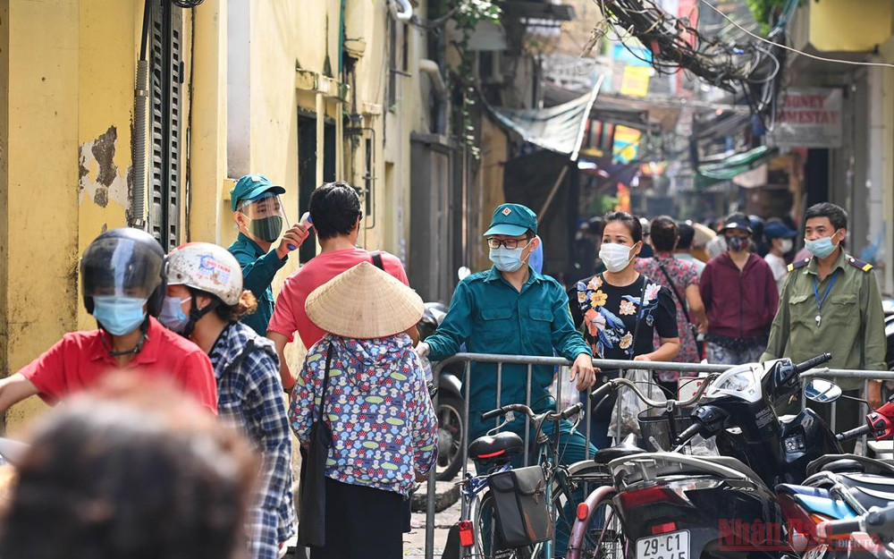 Chỉ thị 17 ban hành vào đêm muộn nên sáng sớm ngày 24/7 nhiều khu chợ tấp nập người dân đến mua thực phẩm. Ảnh: DUY LINH. Hà Nội trong ngày đầu giãn cách xã hội -0