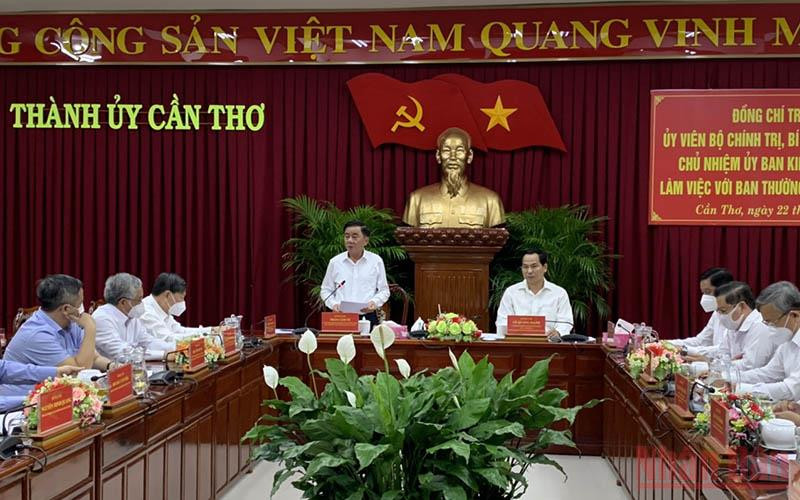 Đồng chí Trần Cẩm Tú phát biểu ý kiến tại buổi làm việc với Thành ủy Cần Thơ.