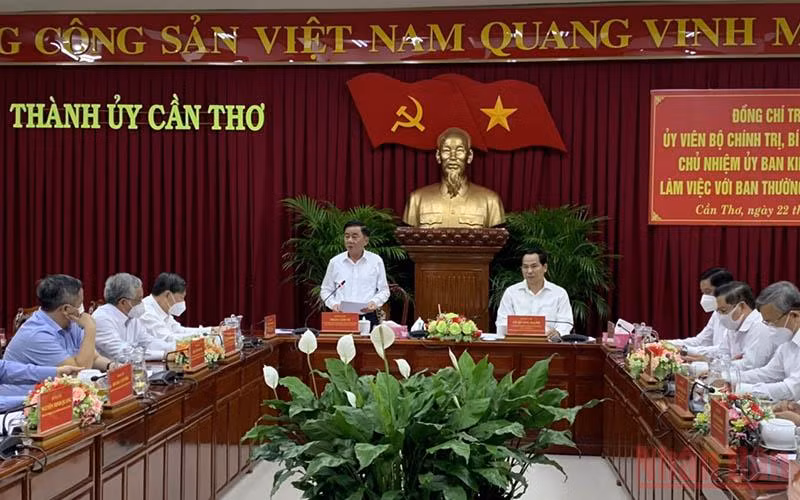 Đồng chí Trần Cẩm Tú phát biểu ý kiến tại buổi làm việc với Thành ủy Cần Thơ.