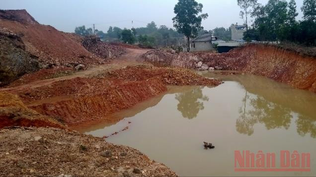 Nhiều khu vực tại Núi Lầm bị khai thác sâu, vi phạm giấy phép, gây nguy hiểm cho người dân. Bát nháo khai thác mỏ đất ở Thái Nguyên -0