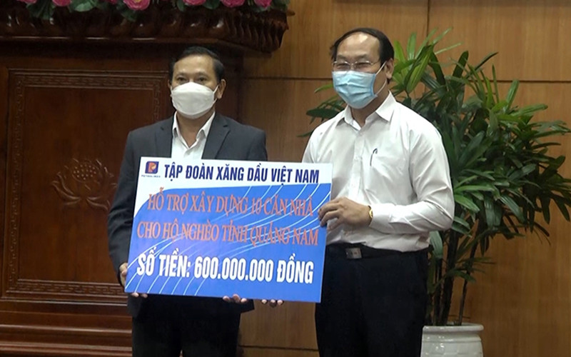 Đại diện Tập đoàn xăng dầu Việt Nam trao hỗ trợ cho tỉnh Quảng Nam. Hội thảo khoa học “Thực hiện thí điểm các mô hình tổ chức mới và kiêm nhiệm chức danh-Thực trạng và kinh nghiệm” -0