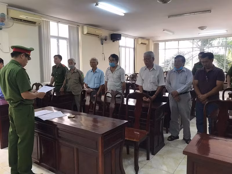 Cơ quan điều tra đọc lệnh bắt giữ sáu đối tượng.