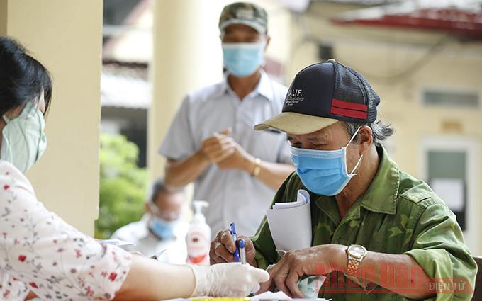 Chính sách kinh tế và chính sách xã hội thống nhất với nhau, thúc đẩy tổng thể tăng trưởng kinh tế và tiến bộ, công bằng xã hội. (Ảnh: Chi trả tiền hỗ trợ Covid-19 cho người dân ở Hà Nội)