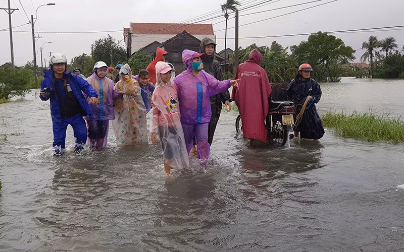 Người dân xã Hòa Mỹ Ðông, huyện Tây Hòa (Phú Yên) di dời tài sản và vật nuôi chạy lũ. 