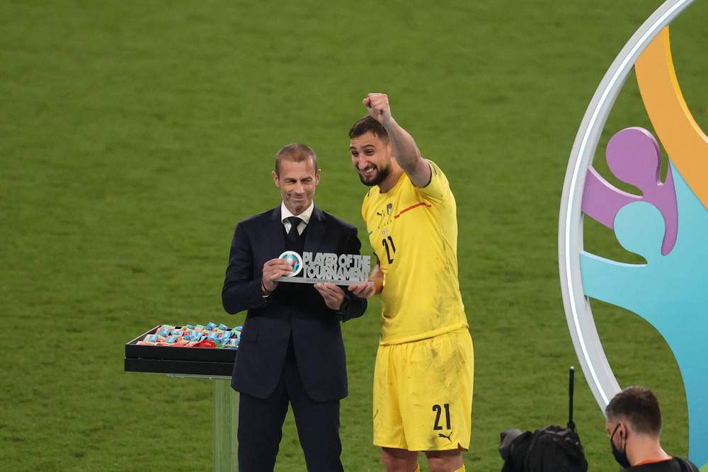 Là người hùng trong loạt đá luân lưu của Azzurri, Donnarumma cũng vinh dự nhận giải thưởng Cầu thủ xuất sắc nhất EURO 2020, một phần thưởng hoàn toàn xứng đáng cho những gì anh đã thể hiện từ đầu giải. (Ảnh: UEFA) Cận cảnh Italia đăng quang ngôi vương EURO 2020 -0