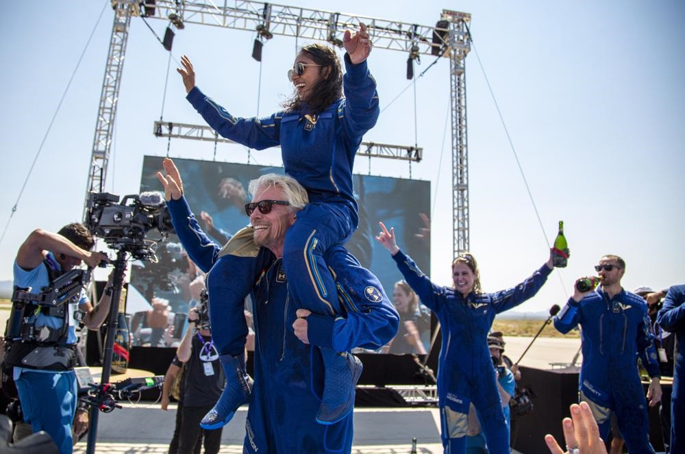 Tỷ phú Richarrd Branson và phi hành đoàn vui mừng sau khi trở về mặt đất. Ảnh: AP. Tỷ phú Richard Branson bay lên rìa vũ trụ trên máy bay
