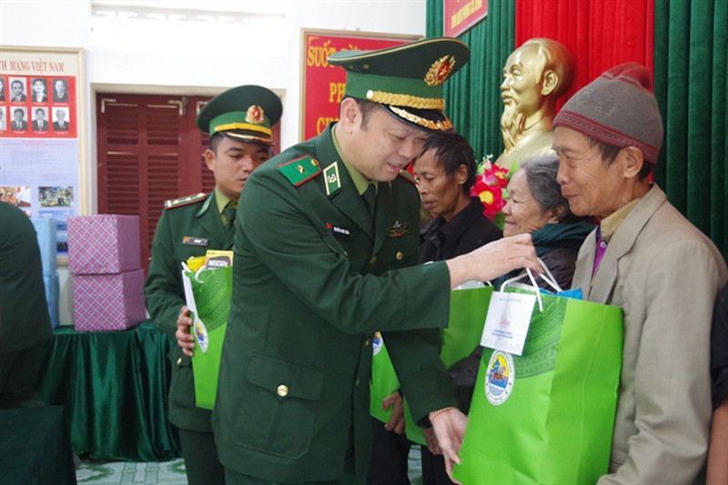 Thiếu tướng Nguyễn Anh Tuấn, Chủ nhiệm Chính trị BĐBP tặng quà các gia đình chính sách. (Ảnh: VIẾT LAM) Bộ Tư lệnh Biên phòng thăm, chúc Tết vùng biên giới khu vực miền trung -0