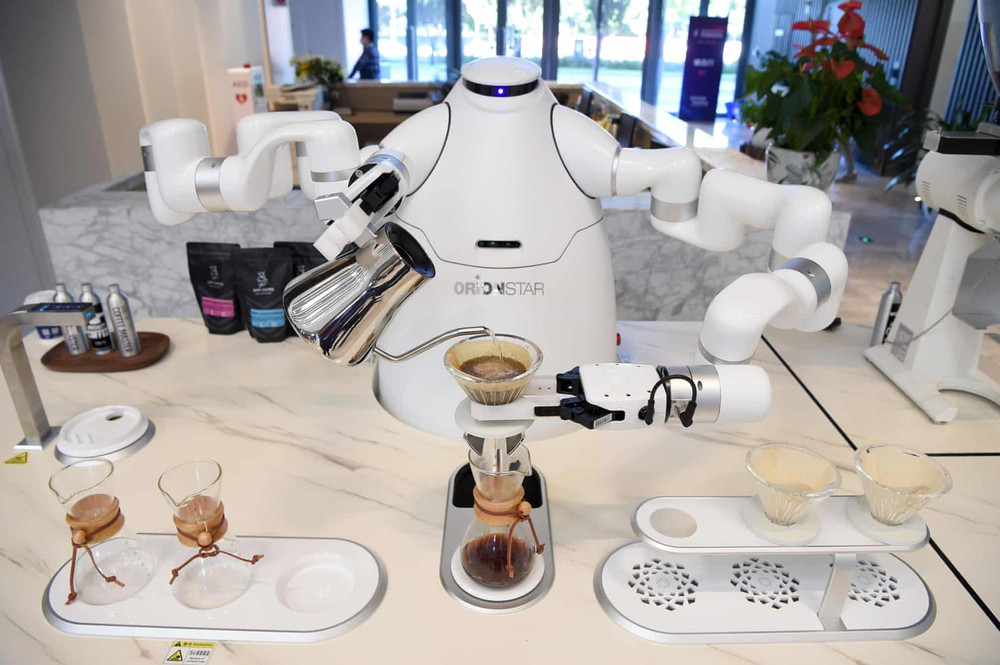 Tách cà-phê hấp dẫn do robot pha chế mang tên Orion Star thực hiện. (Ảnh: China News Service/Getty Images) 9.jpg -2