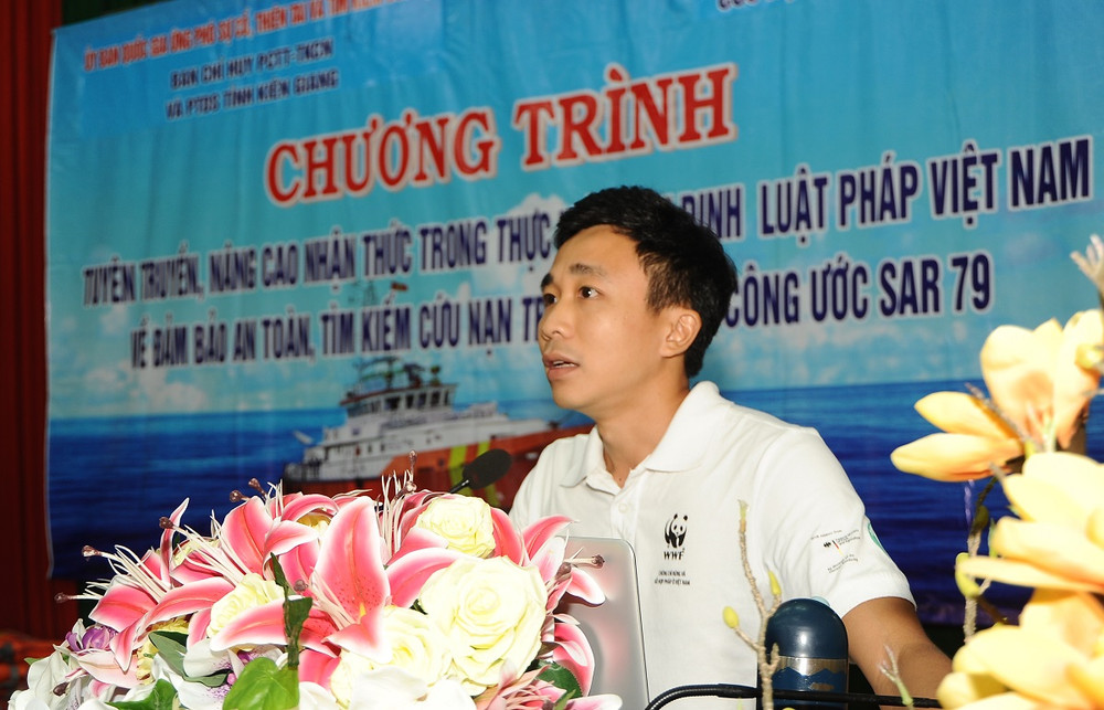 Ông Nguyễn Minh Đức, đại diện tổ chức Bảo tồn thiên nhiên thế giới (WWF) tại huyện đảo Phú Quốc kêu gọi ngư dân cùng chung tay giảm rác thải nhựa. Nâng cao kỹ năng xử lý sự cố trên biển cho ngư dân, giảm rác thải nhựa -0