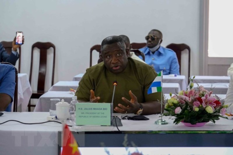 Tổng thống nước Cộng hòa Sierra Leone Julius Maada Bio phát biểu tại buổi thăm Viện Lúa đồng bằng sông Cửu Long. (Ảnh: Thanh Liêm/TTXVN) Tổng thống Sierra Leone và phu nhân kết thúc chuyến thăm Việt Nam -0