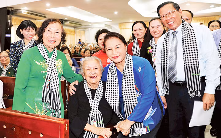 Chủ tịch Quốc hội Nguyễn Thị Kim Ngân đến dự họp mặt nhân kỷ niệm 60 năm phong trào Đồng khởi (Bến Tre). Ảnh: TRỌNG ĐỨC (TTXVN)