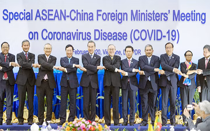 Các đại biểu dự Hội nghị Bộ trưởng Ngoại giao ASEAN - Trung Quốc về hợp tác chống Covid-19. Ảnh: The Straits Times