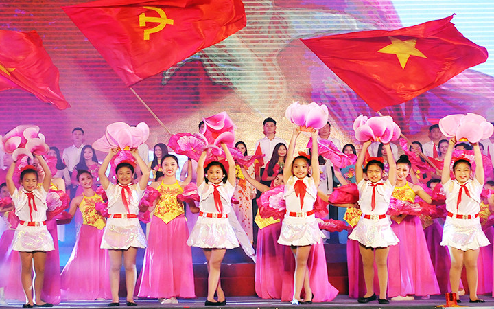 Hát mừng Đảng quang vinh. Ảnh: ĐĂNG KHOA