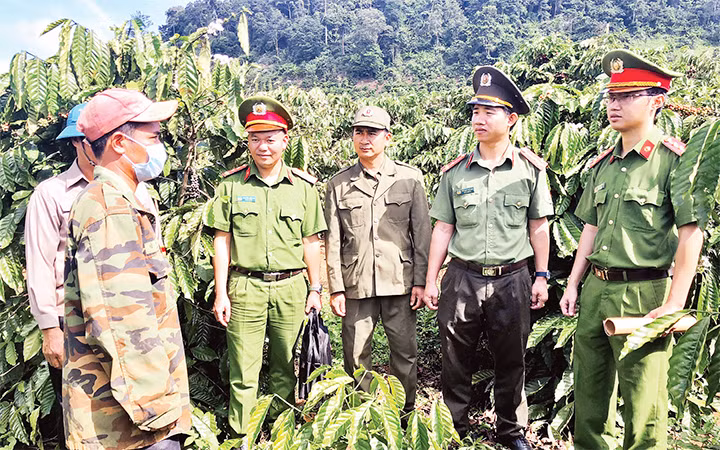 Công an xã Thuận An, huyện Đắk Mil (Đắk Nông) tuyên truyền, vận động người dân nâng cao cảnh giác, tích cực tham gia phòng, chống tội phạm. Ảnh: MINH QUỲNH