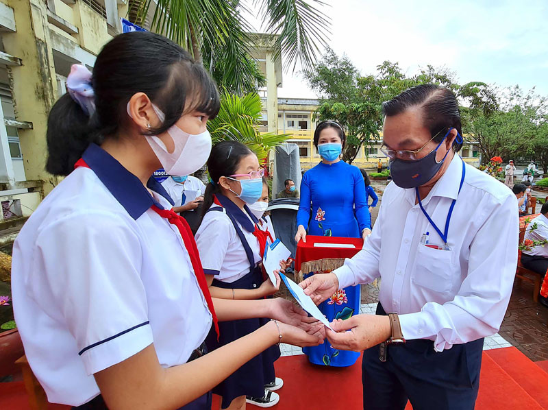 Trao học bổng cho học sinh hiếu học có hoàn cảnh đặc biệt khó khăn sáng 13/9, tại Trường Trung học cơ sở Ngô Quyền.