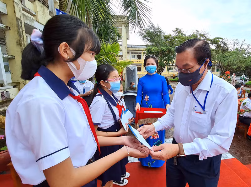 Trao học bổng cho học sinh hiếu học có hoàn cảnh đặc biệt khó khăn sáng 13/9, tại Trường Trung học cơ sở Ngô Quyền.