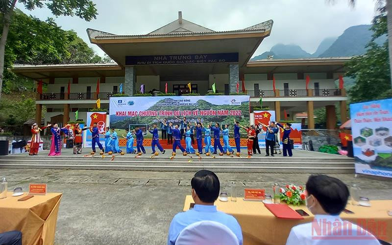 Tiết mục văn nghệ tại lễ khai mạc chương trình du lịch về nguồn tại Pác Bó.