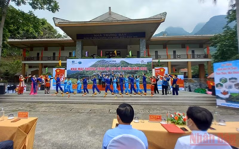 Tiết mục văn nghệ tại lễ khai mạc chương trình du lịch về nguồn tại Pác Bó.