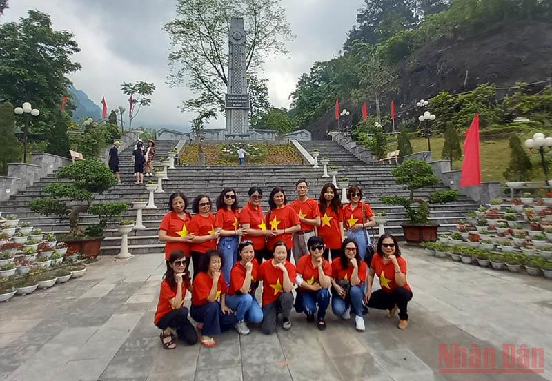 Du khách chụp ảnh lưu niệm tại Cột mốc Km0, đường Hồ Chí Minh tại Khu Di tích quốc gia đặc biệt Pác Bó. Khai mạc Chương trình du lịch về nguồn tại Pác Bó -0