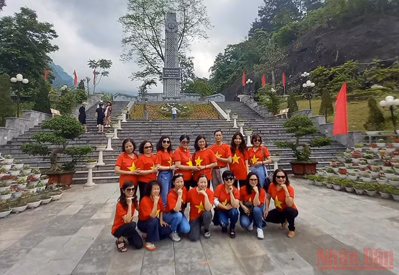 Khai mạc Chương trình du lịch về nguồn tại Pác Bó -0
