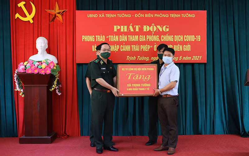 Vận động người dân vùng biên giới tham gia phòng, chống dịch Covid-19 và ngăn chặn xuất nhập cảnh trái phép -0